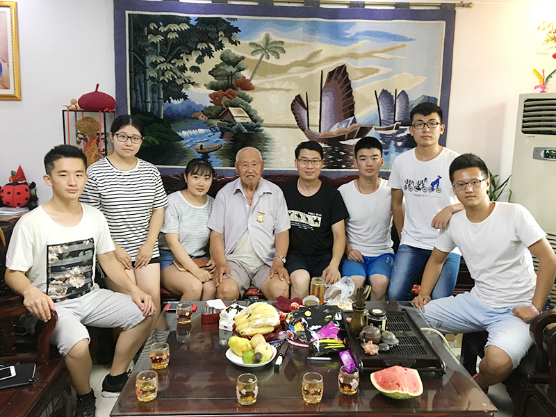 1实践队与张振德老人合影.jpg 1实践队与张振德老人合影.jpg